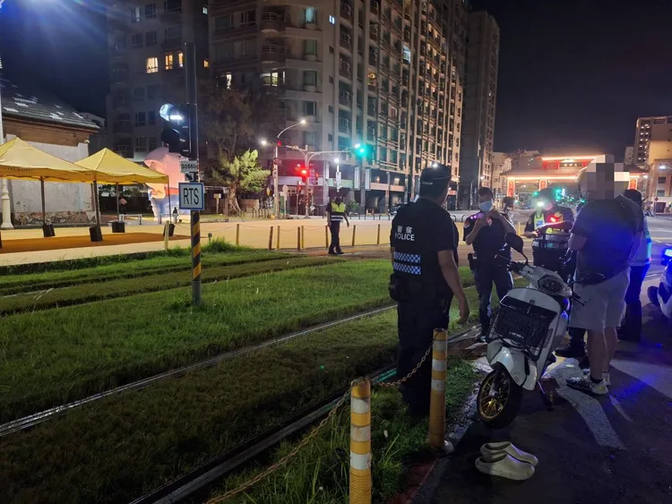 員警到場處理，發現李男是酒駕上路，輕型電動車也沒依規定領照，依法開罰並送辦。翻攝照片