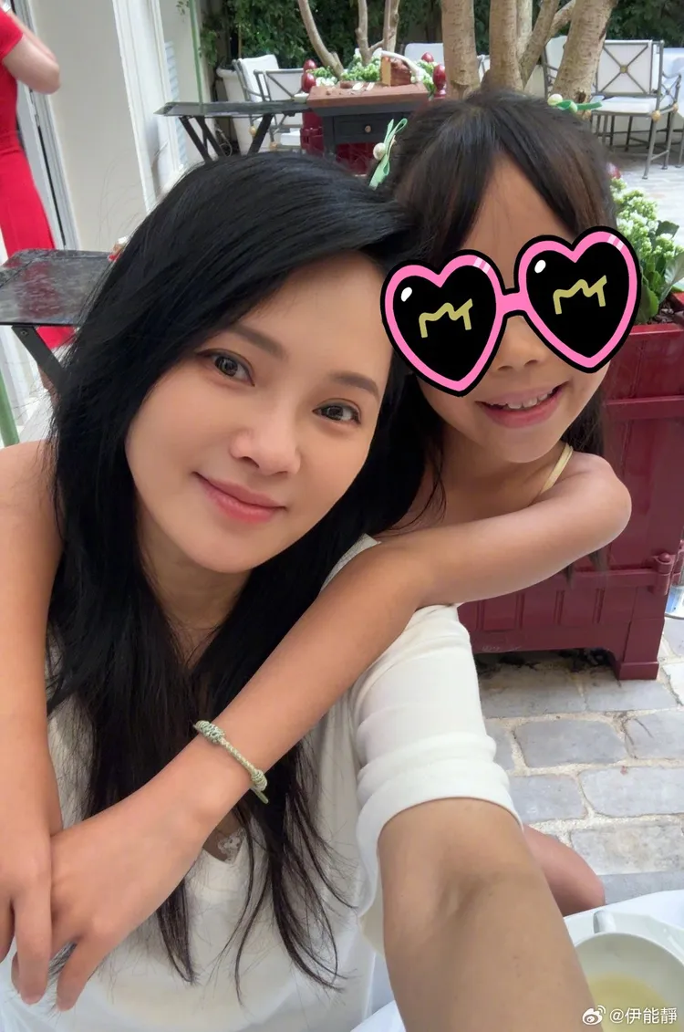 伊能靜曝光與愛女小米粒的合照，57歲的她幾乎素顏，膚況保養得宜。翻攝伊能靜微博
