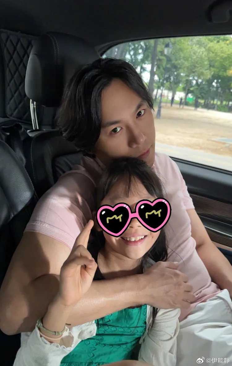 伊能靜曝光愛女小米粒與父親秦昊的合照。翻攝伊能靜微博