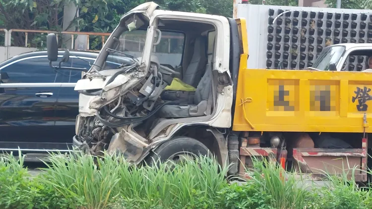 肇事車輛車頭凹陷。桃園警分局提供