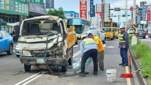 疑精神不濟!大貨車追撞前方待轉車輛 駕駛一度受困凹陷車頭