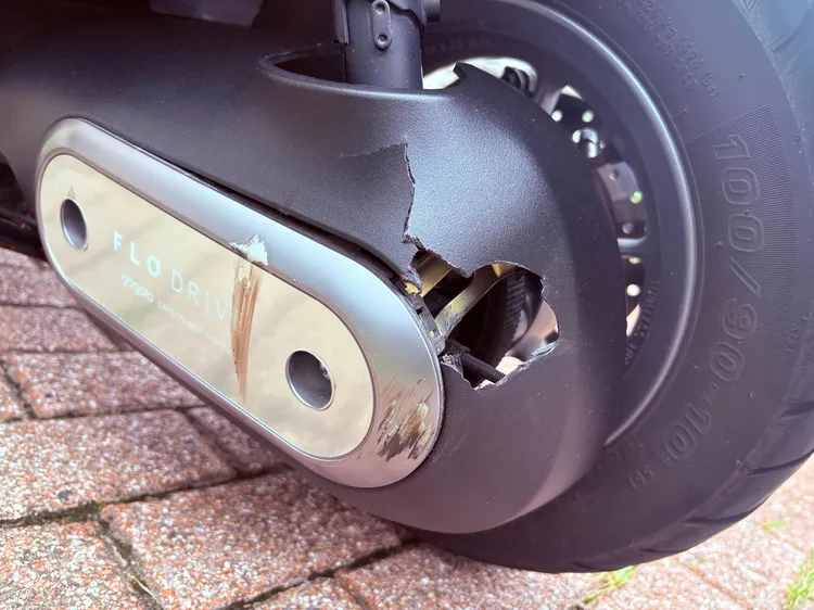 雙方擦撞後都有車損。翻攝畫面