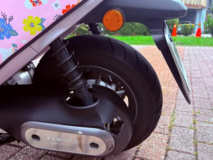 雙方擦撞後都有車損。翻攝畫面