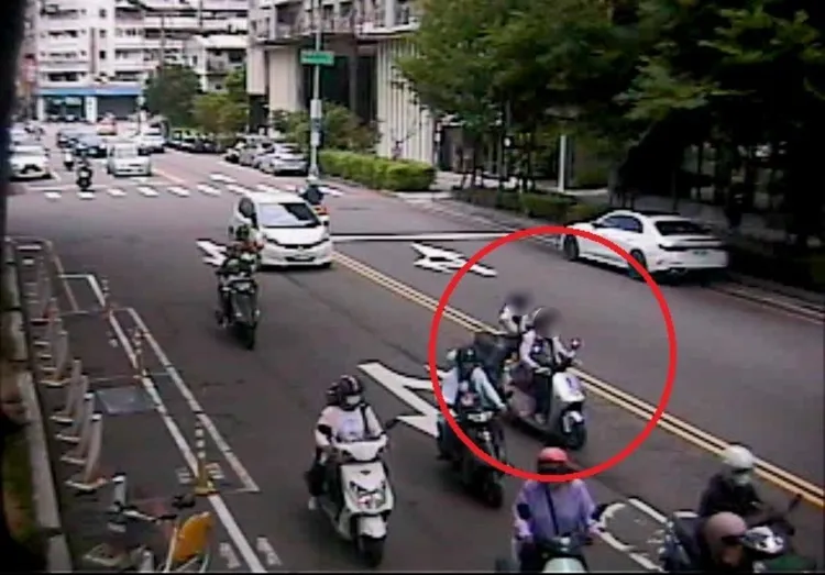 曾男機車擦撞陳女機車後不穩倒地。翻攝畫面