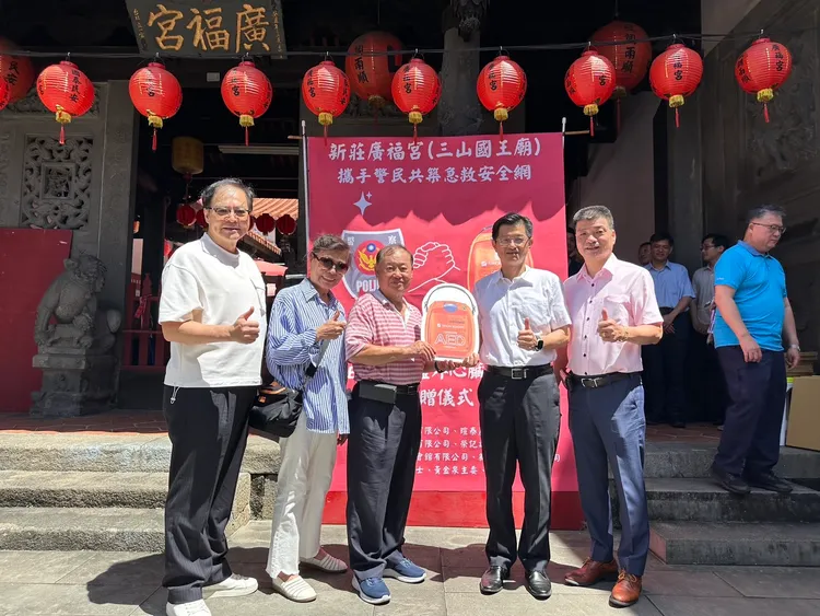 新莊分局長陳保緒頒發感謝狀予廣福宮主委黃金泉。警方提供