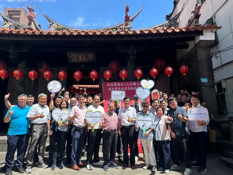 捐贈AED儀式上，廟方人員與新莊警方大合照。警方提供