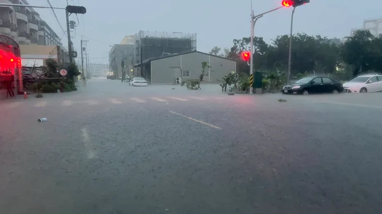 嘉義朴子公園二街淹水水位持續上升中。翻攝《朴子民意觀察站》臉書
