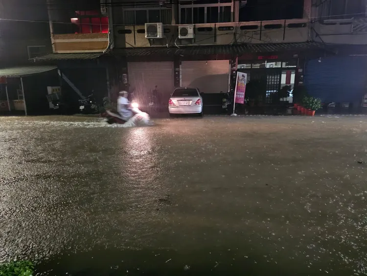 嘉義民雄牛斗山淹出「漂漂河」。翻攝《民雄大小事》臉書