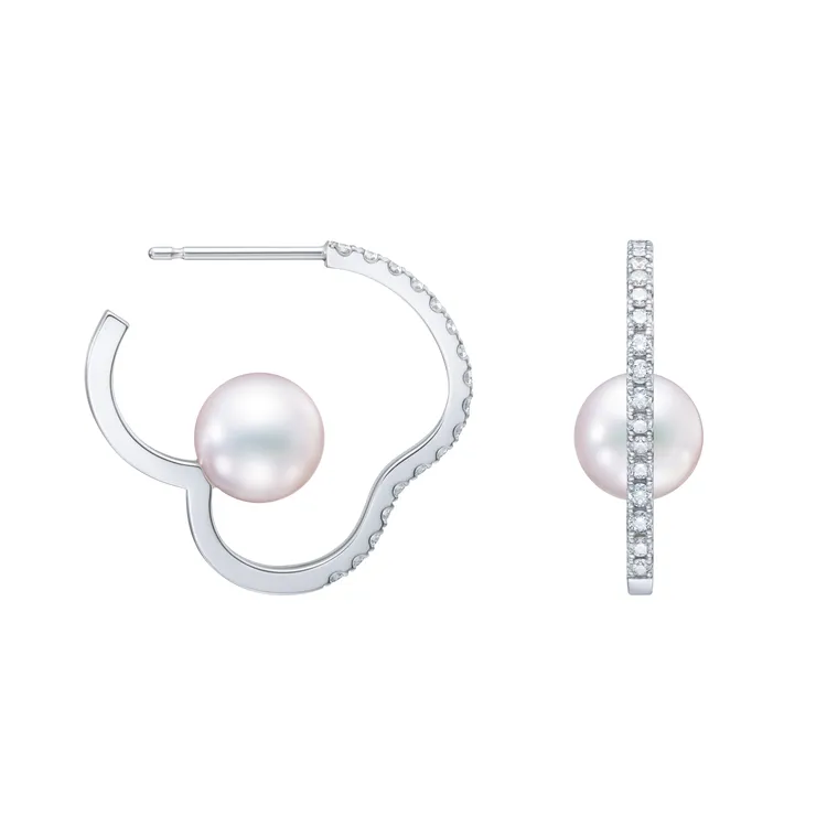 TASAKI chants 18K白金鑲鑽&阿古屋珍珠耳環，
25萬元。品牌提供