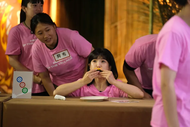 樂天團長壯壯（右二）不計形象，生吞南瓜、狂灌芥末，暴食畫面嚇壞眾人。東森綜合台提供