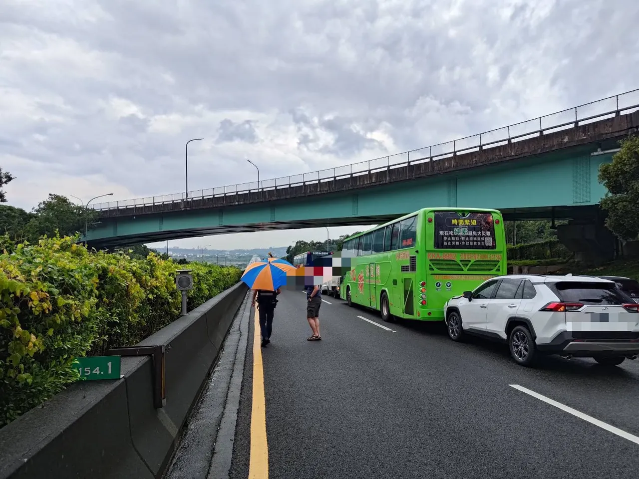 3起事故共波及11辆车,所幸无人受伤。民众提供