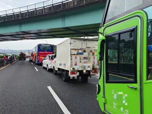 國1苗栗段連續3起追撞 綿延2公里共波及11輛車