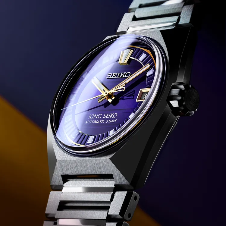 《King Seiko》VANAC設計系列新款腕錶，將鮮明紫色面盤配上俐落線條。品牌提供