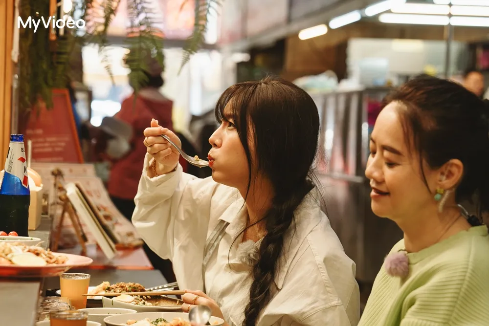 安芝儇(左)高雄豪迈嗑美食,曾宝仪夸:「看她吃饭真满足。」台湾大哥大MyVideo、三立提供