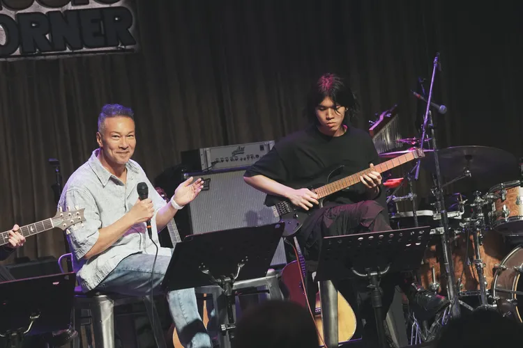 黃仲崑及小兒子黃以樂舞台演出。杰威爾音樂提供