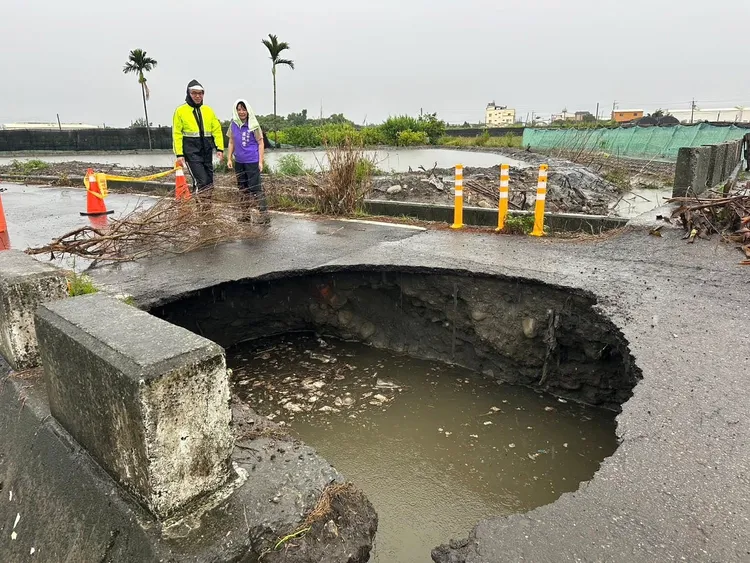 埔心鄉長張佩瑩到場查看，通報縣府搶修。翻攝張佩瑩臉書