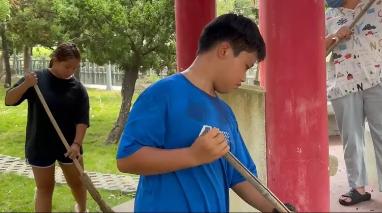 吳嘉楷跟姐姐吳維惟平常也會與志工打掃家鄉環境。民眾提供