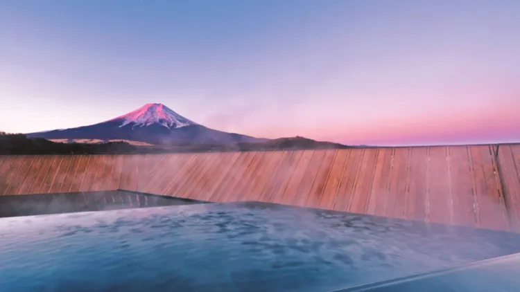 在知名溫泉飯店「鍾山苑 別墅然然」，遠眺壯麗富士山。業者提供