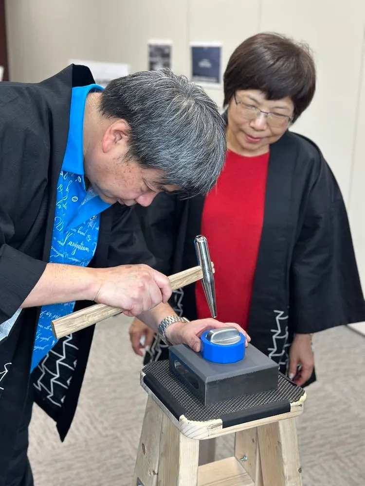 車主們以富士山為靈感，親手打造專屬油箱蓋。業者提供