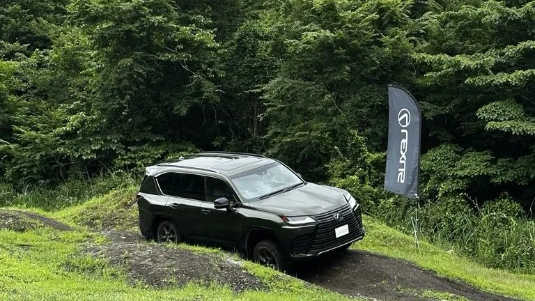 车主驾驶旗舰级越野休旅LX,体验Off-Road越野乐趣。业者提供