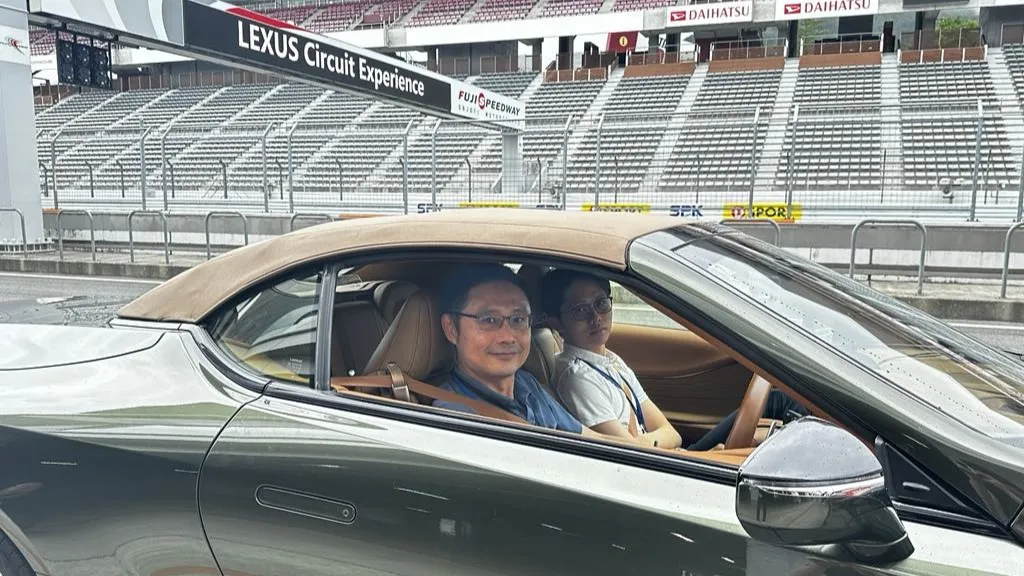 车主们操控Lexus LC驰骋于全长4,563公尺的富士国际赛道中。业者提供