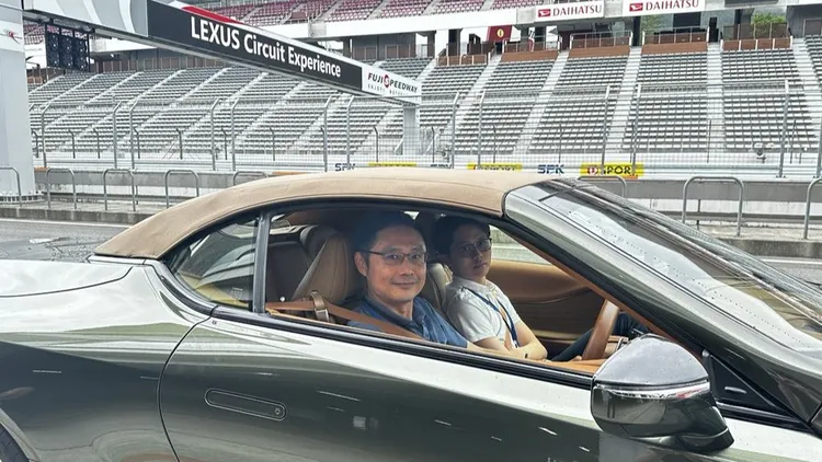 車主們操控Lexus LC馳騁於全長4,563公尺的富士國際賽道中。業者提供