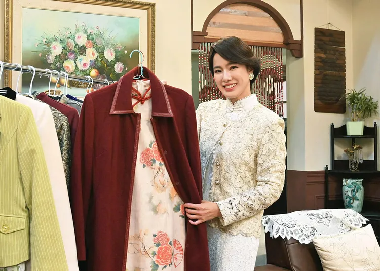 黃瑄旗袍內都會穿上調整型內衣和束褲、絲襪，換裝十分不便。台視提供