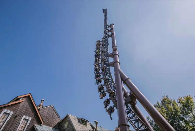 園區內有全球第二座、亞洲唯一的「笑傲飛鷹」等設施。六福村提供