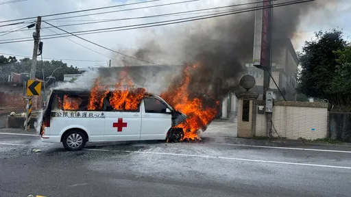 救護車載病患突火燒車!急抬擔架3人逃死神