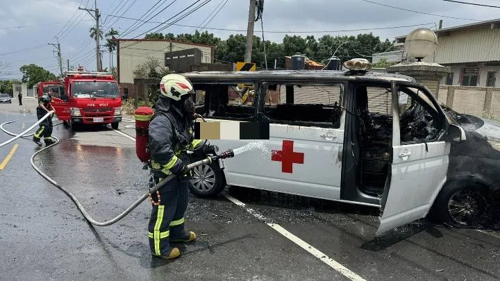 消防人員撲滅火勢。民眾提供