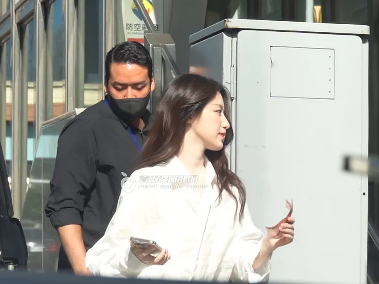 葉舒華拿著2張百元鈔票和手機下車。特勤中心攝