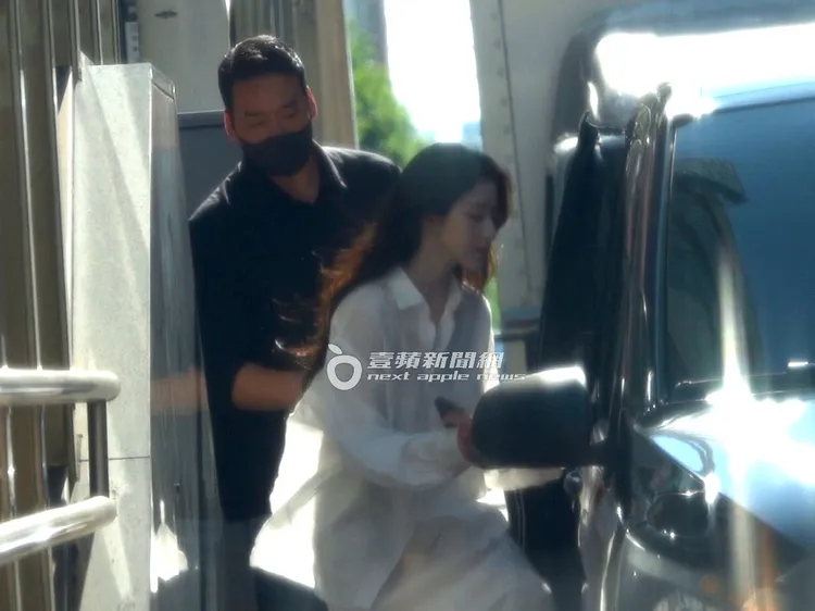 葉舒華買完奶茶匆匆上保母車。特勤中心攝