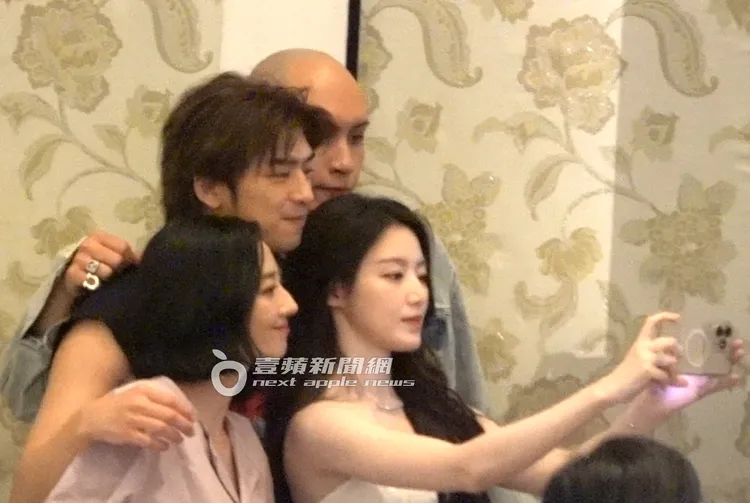 葉舒華主動找黃宣、陳柏霖、桂綸鎂自拍。特勤中心攝