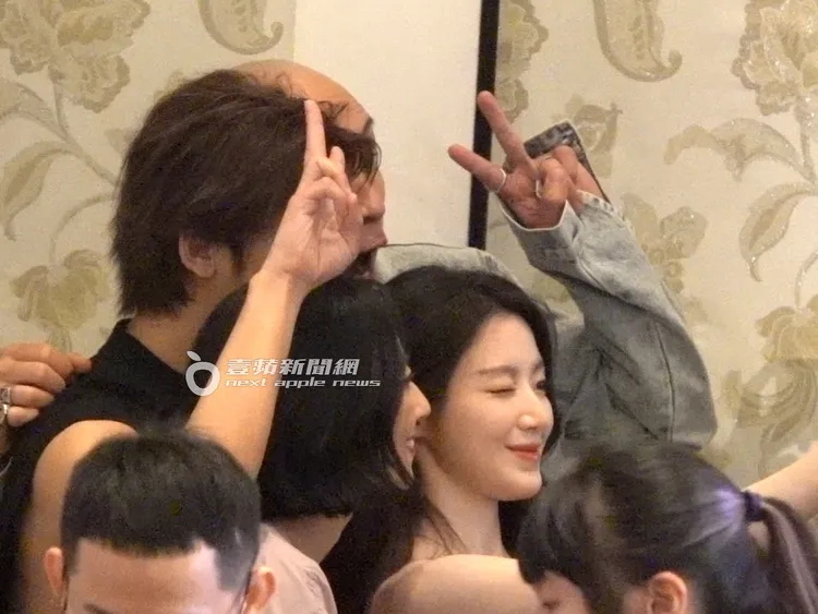 桂綸鎂（左起）與黃宣、陳柏霖，一起和葉舒華可愛連拍。特勤中心攝