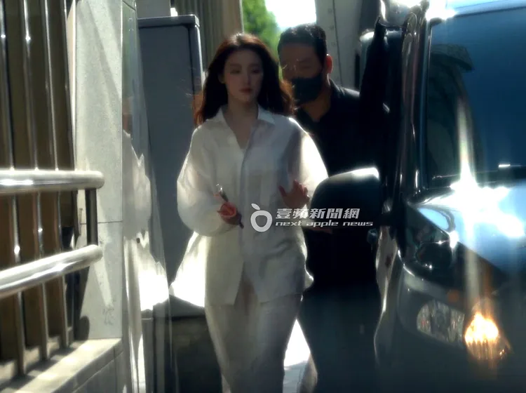 葉舒華手上拿著沒用到的百元紙鈔上車。特勤中心攝