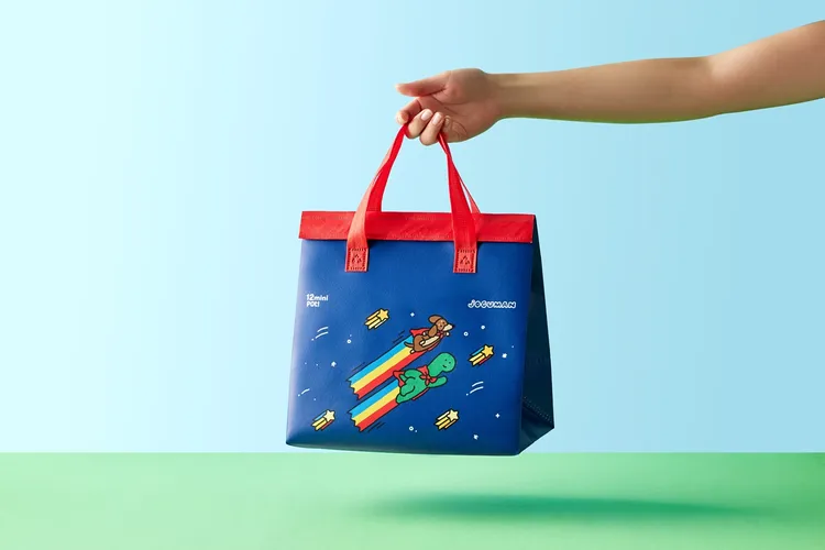 即日起到店消費任一鍋物，加價15元即可擁有「JOGUMAN 能量袋著走」，數量有限，售完為止。王品集團提供
