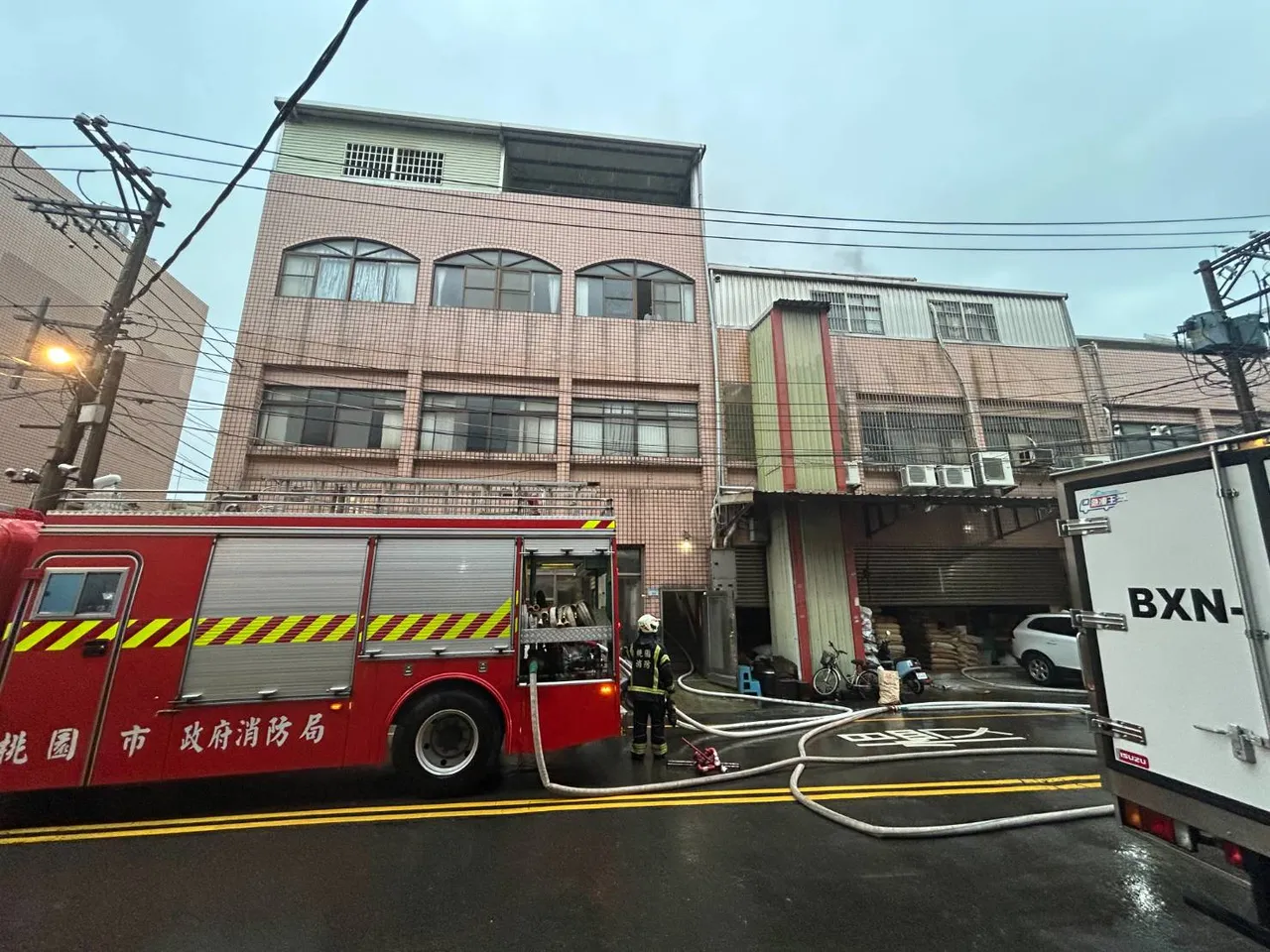 警消到场灌救。桃园市消防局提供