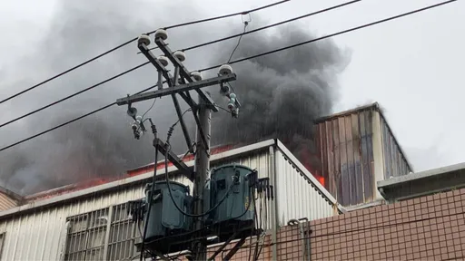 平镇工厂火警!容器、杂物受热破裂「劈啪作响」 警消半小时扑灭