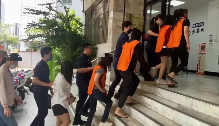 負責人林女、員工李女及其他5名女服務生、男客簡男，全數帶回調查。翻攝畫面