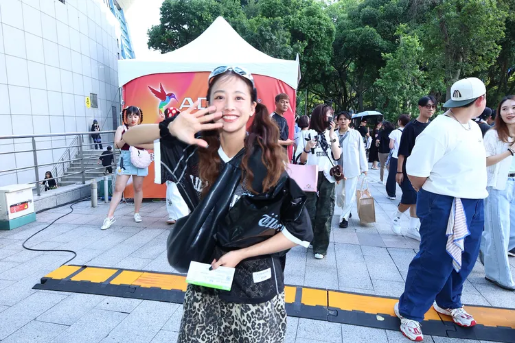 鬼鬼綁起雙馬尾追星。讀者提供