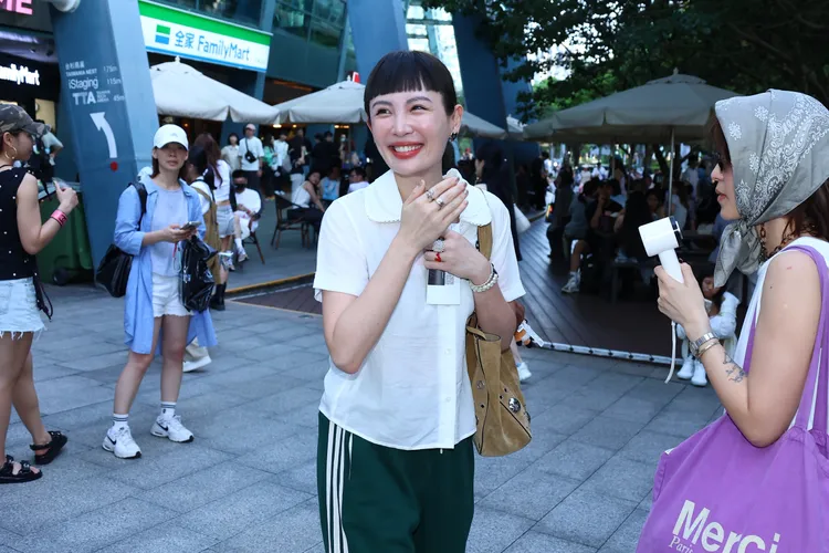 魏如萱把小孩托給鄰居照顧。讀者提供