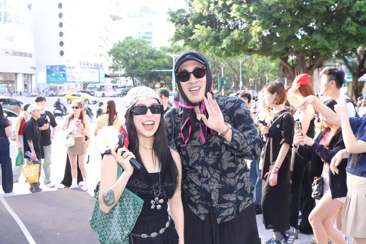 余祥銓（右）與老婆學GD綁頭巾。讀者提供