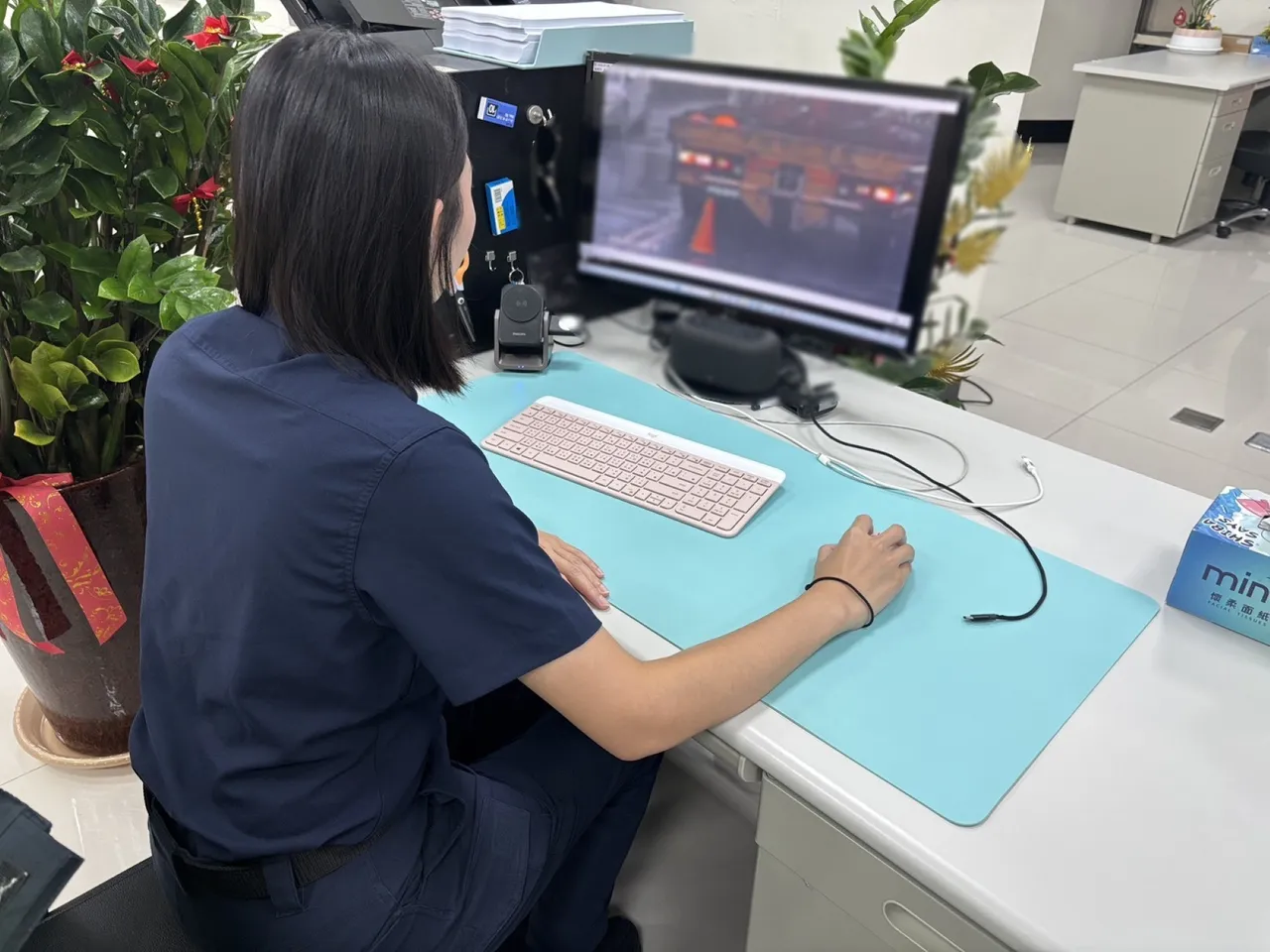 实习生刘婕凌在师父邱志芳的带领下,顺利寻获张男的电动车。翻摄画面