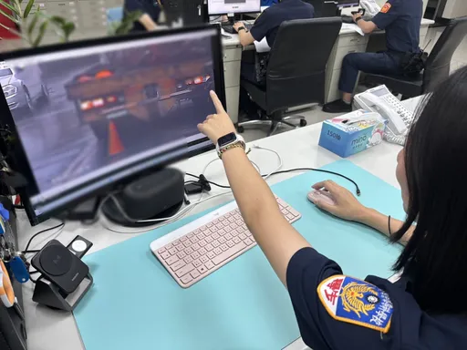 师父有认真教调监视器! 菜鸟实习警1小时找到「它」