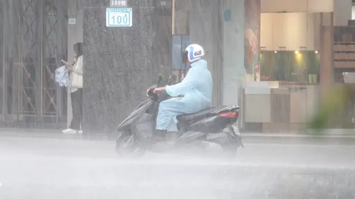 雷聲狂響!15縣市大雨特報 薇帕颱風最快明生成