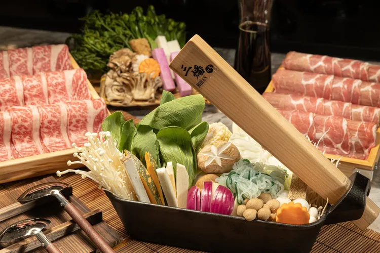 北投晶泉雙人泡湯美饌優惠券3699元，湯屋獨享白磺湯泉＋三燔午時壽喜燒放題。晶泉丰旅提供