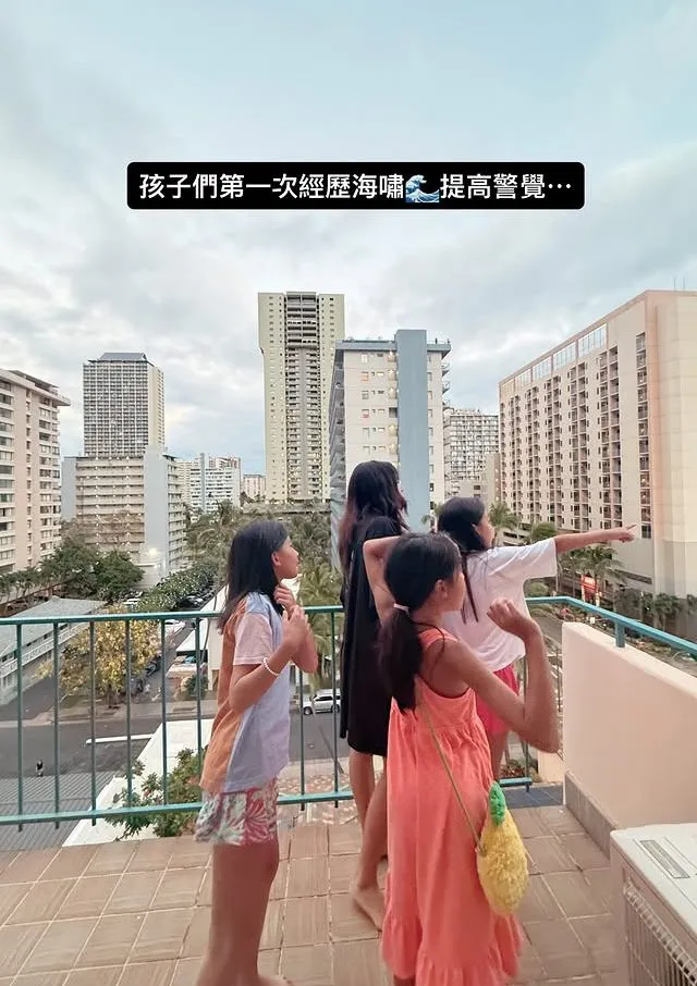 賈靜雯3個女兒和朋友的孩子看向遠方，關心海嘯狀況。翻攝賈靜雯IG