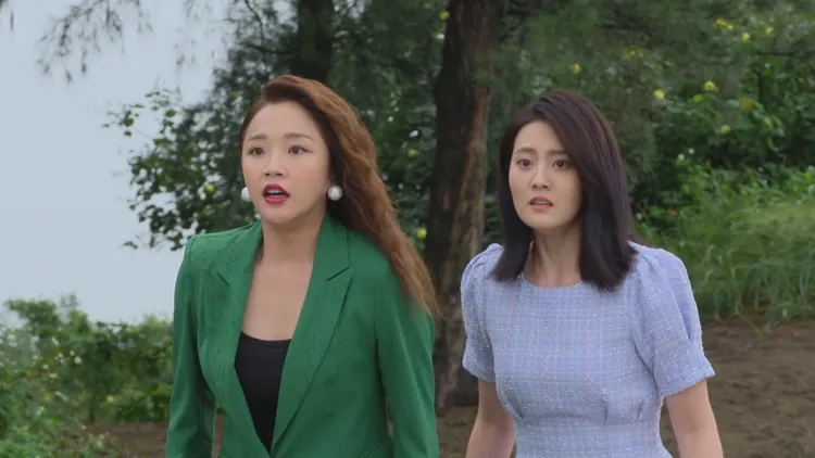 賴慧如飾演吳東諺母親，近期哭戲不斷，右為顏曉筠。民視提供