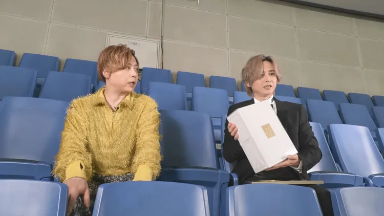 堂本光一拿出以KinKi Kids名義最後發行的精選輯《39 Very much》，裡頭包含CD、演唱會影音光碟和贈品，重達3.4公斤。翻攝KinKi Kids YT