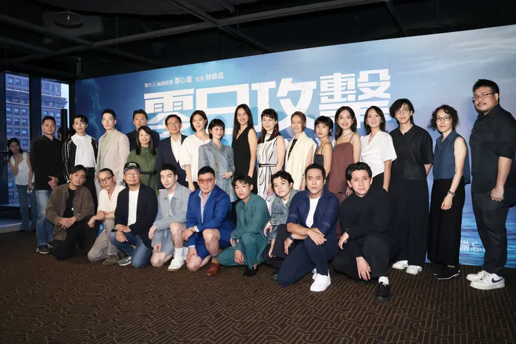 主演群和導演一字排開合影。莊宗達攝